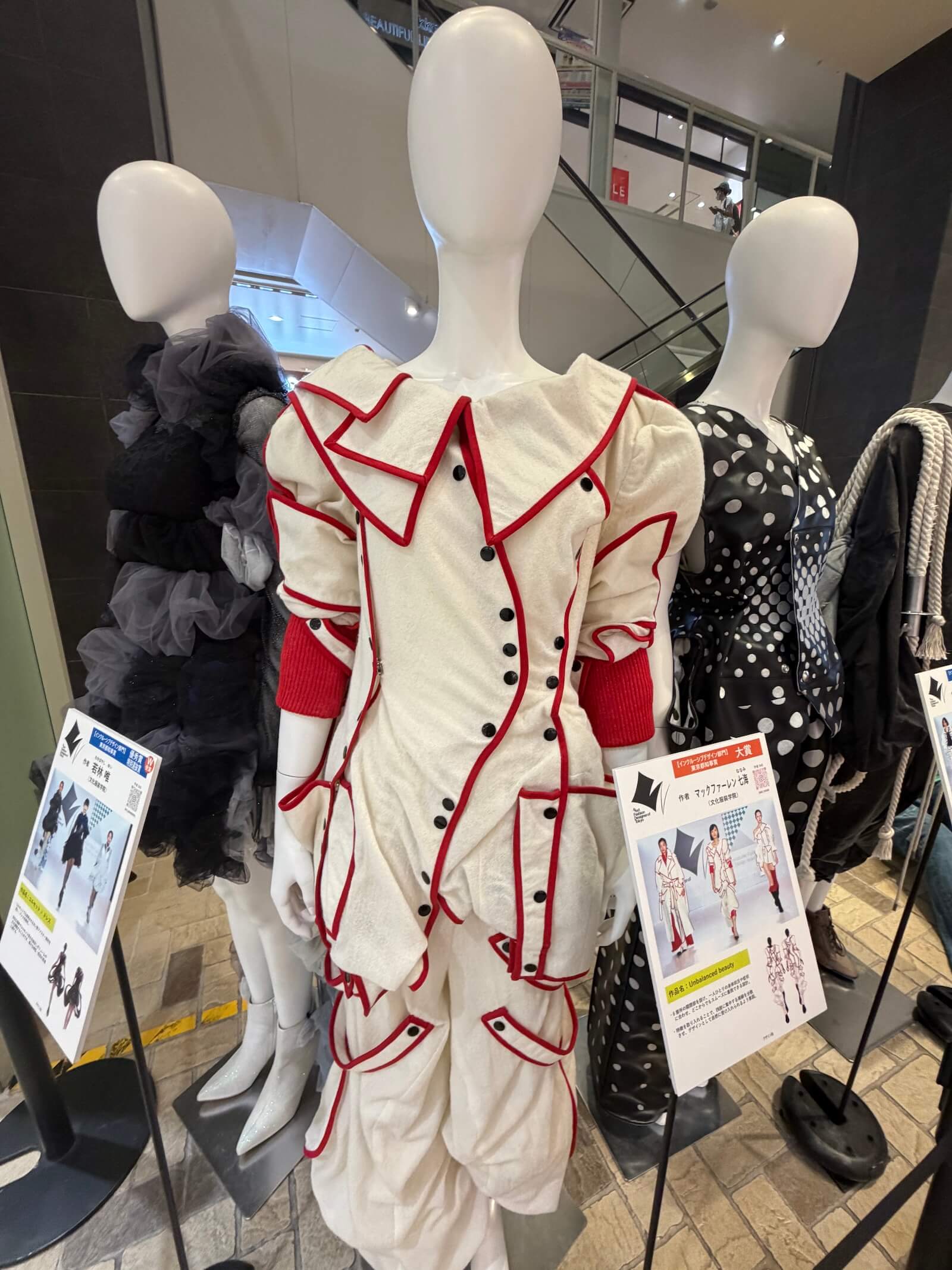 昨年の受賞作品を展示しています(御影クラッセ)