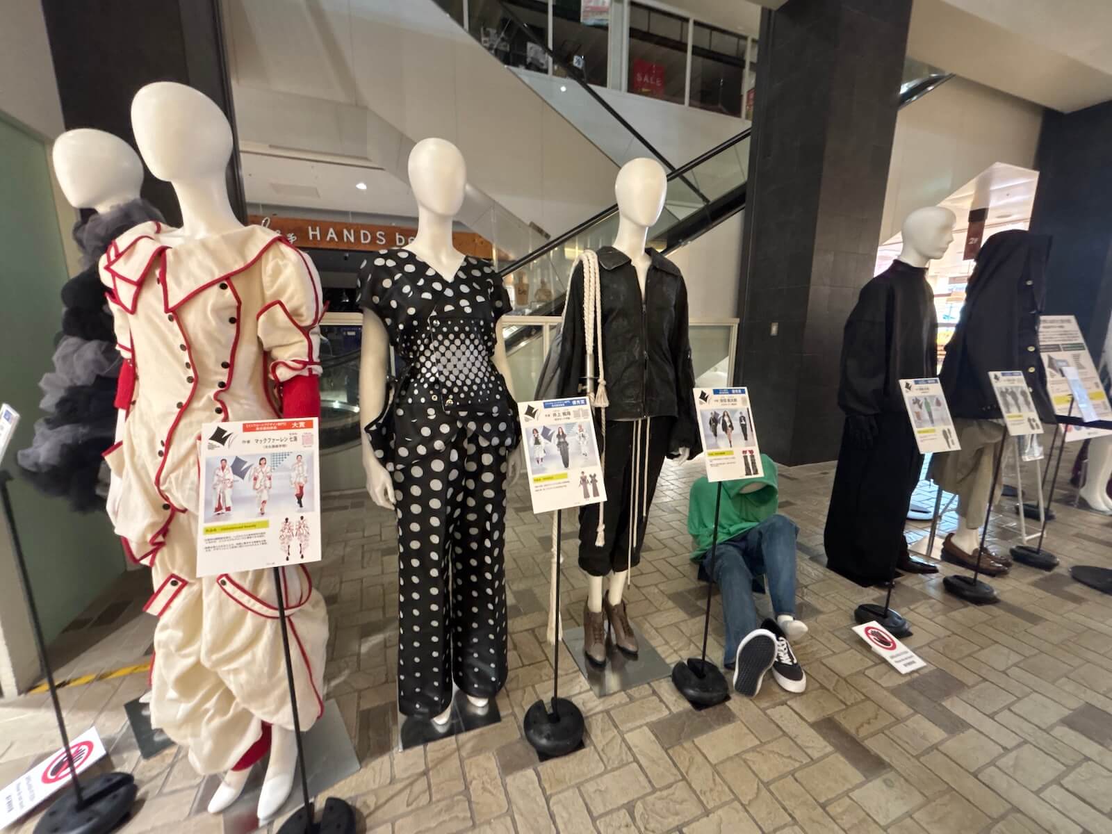 昨年の受賞作品を展示しています(御影クラッセ)