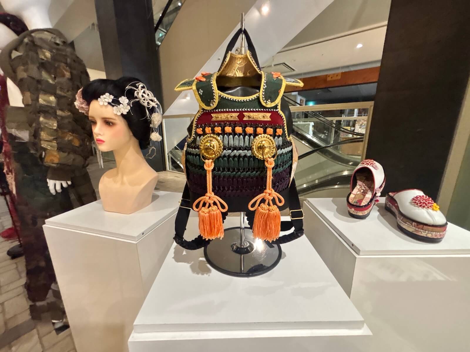 昨年の受賞作品を展示しています(御影クラッセ)