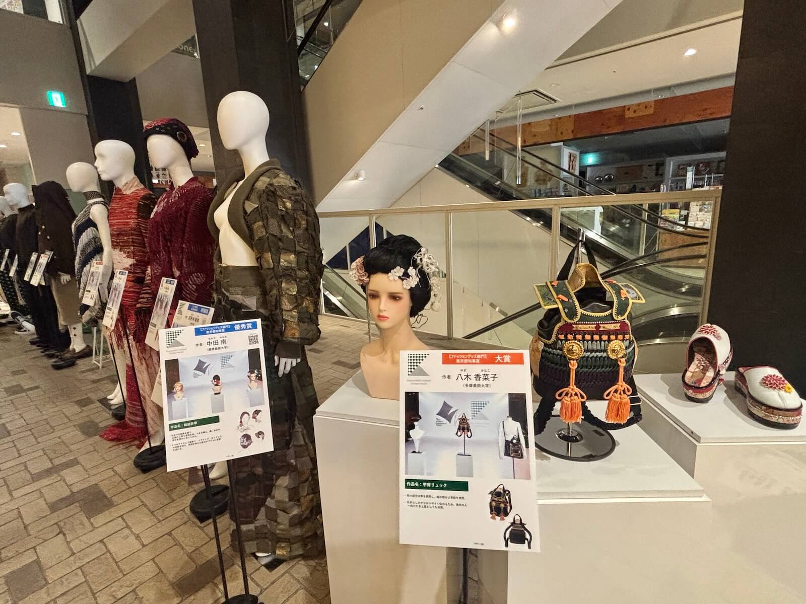 昨年の受賞作品を展示しています(御影クラッセ)