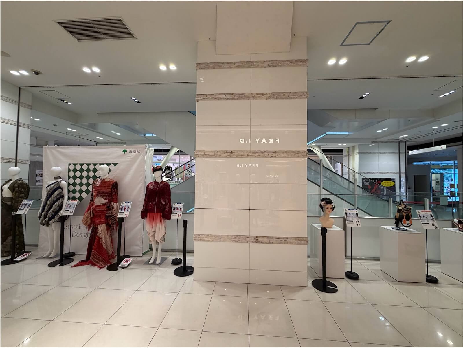 昨年の受賞作品を展示しています(福岡PARCO)