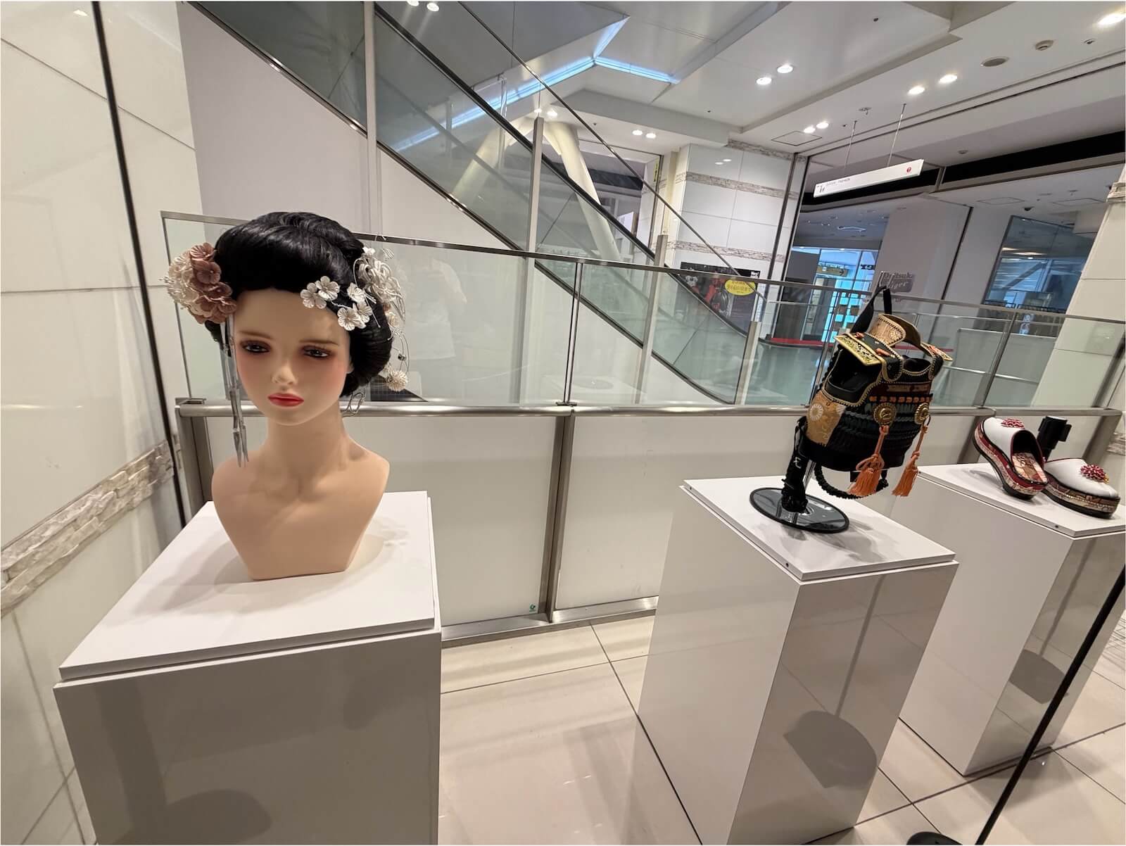 昨年の受賞作品を展示しています(福岡PARCO)