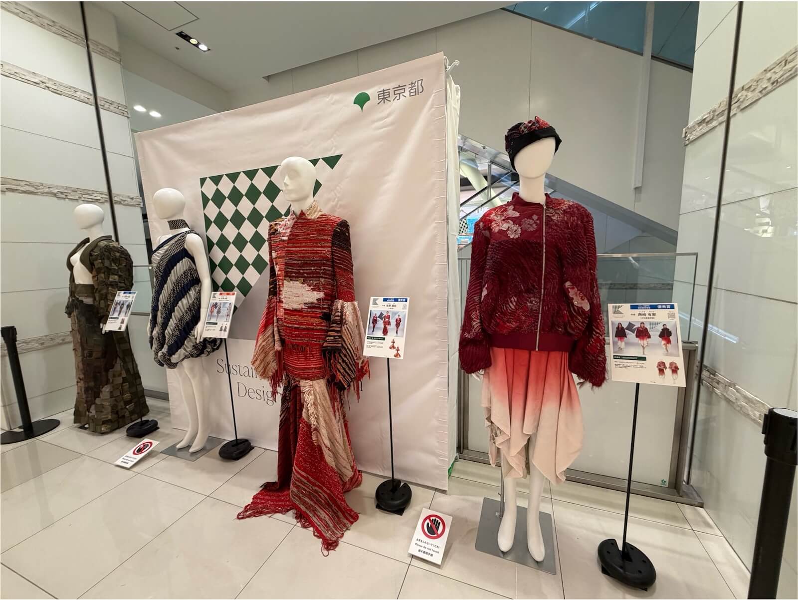 昨年の受賞作品を展示しています(福岡PARCO)